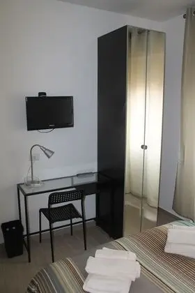 Economy Tek Büyük Yataklı Oda, Ortak Banyo (Via Gallicano nel Lazio, 1)