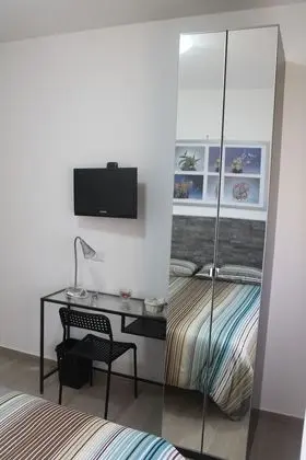 Economy Tek Büyük Yataklı Oda, Ortak Banyo (Via Gallicano nel Lazio, 1)