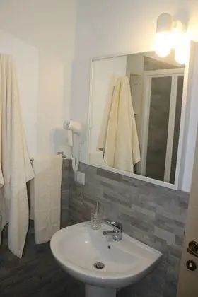 Economy Tek Büyük Yataklı Oda, Ortak Banyo (Via Gallicano nel Lazio, 1)