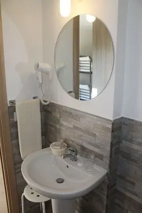 Economy Üç Kişilik Oda, Ortak Banyo (Via Gallicano nel Lazio, 1)