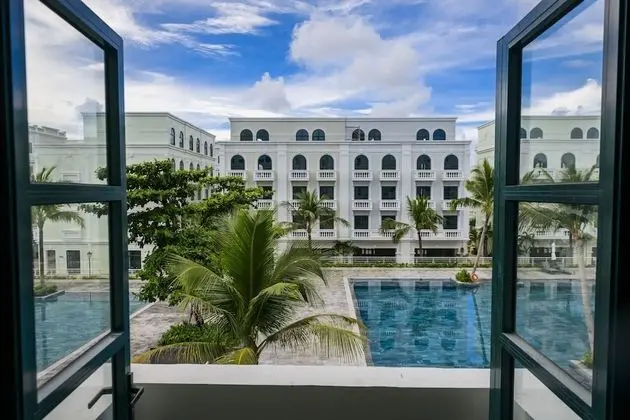 Sıra Ev (13BR, by the beach and swimming pools)