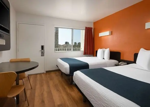 Deluxe Oda, 2 Çift Kişilik Yatak, Sigara İçilmez, Buzdolabı ve Mikrodalga