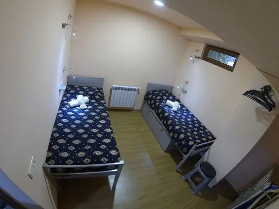 İki Ayrı Yataklı Oda, Ortak Banyo