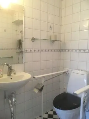 Tek Büyük veya İki Ayrı Yataklı Oda, Ortak Banyo