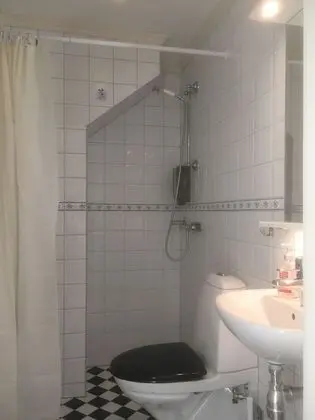 Tek Büyük veya İki Ayrı Yataklı Oda, Ortak Banyo
