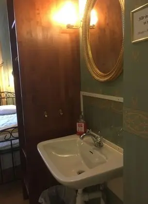 Tek Büyük veya İki Ayrı Yataklı Oda, Ortak Banyo