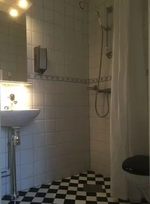 Tek Kişilik Oda, Ortak Banyo