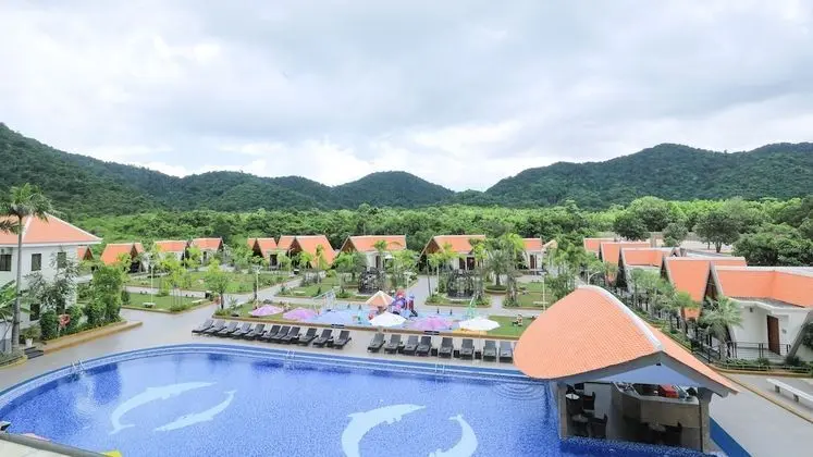 Deluxe Double with Pool & Mountain View