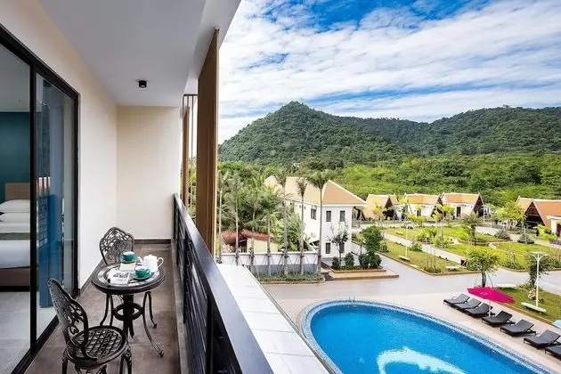 Deluxe Double with Pool & Mountain View