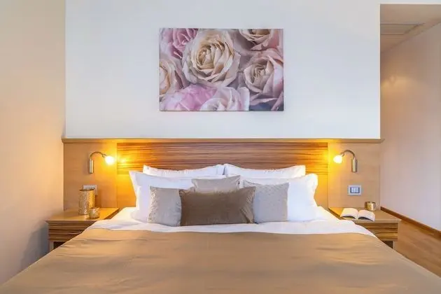 Tek Büyük veya İki Ayrı Yataklı Oda, Balkon, Göl Manzaralı (Elegance)