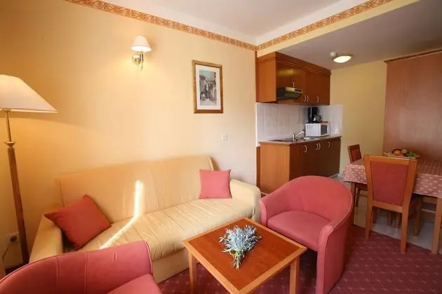 Superior Apart Daire, Balkon, Park Manzaralı