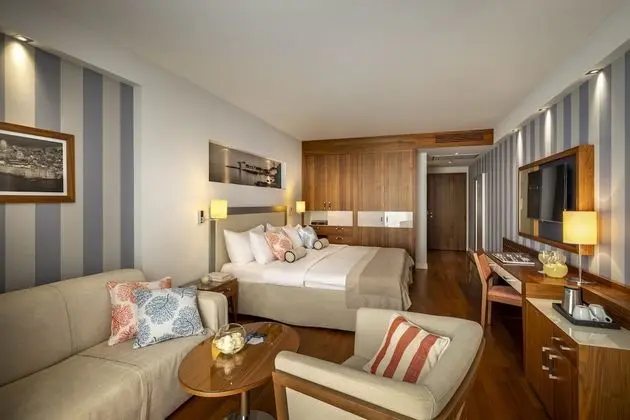 V Level Room for 2+1 Seaview