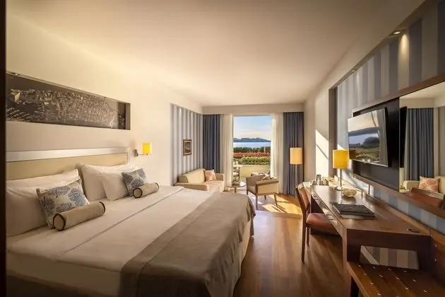 V Level Suite for 2+2 Seaview