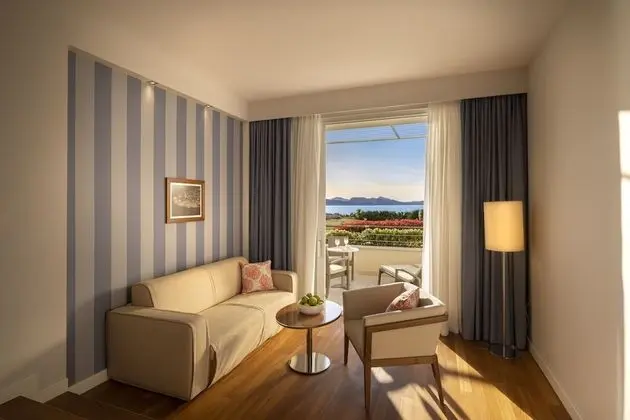V Level Suite for 2+2 Seaview