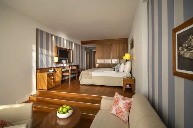 V Level Suite for 2+2 Seaview