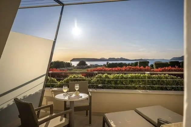 V Level Suite for 2+2 Seaview