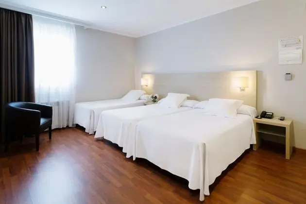 Üç Kişilik Oda (with parking)