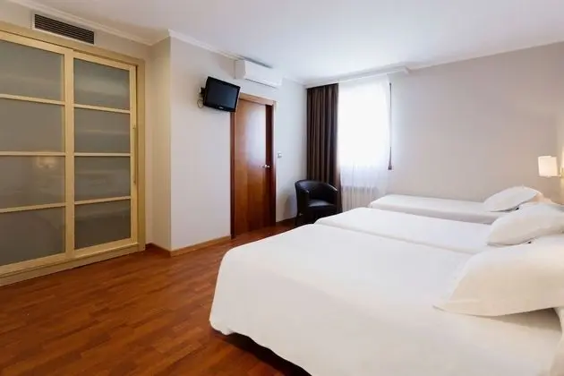 Üç Kişilik Oda (with parking)