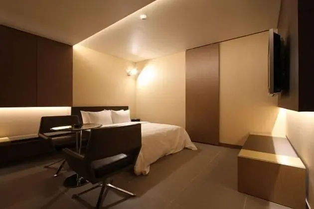 Standard Oda (A / Check-in after 10PM on Saturday)