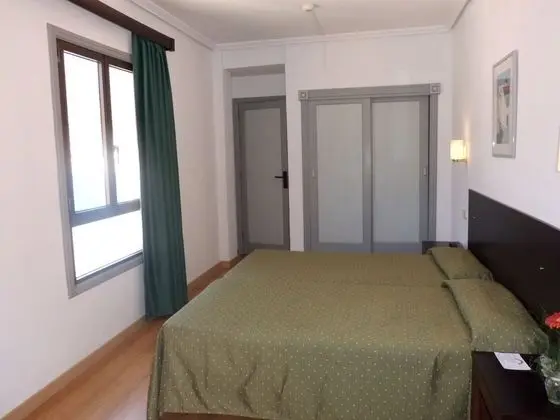 Büyük Yataklı Tek Kişilik Oda