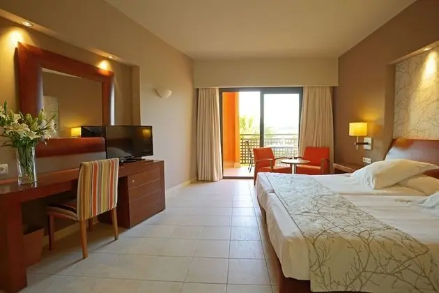 Superior Tek Büyük Yataklı Oda (2 adults + 1 child // Golf/Pool view)