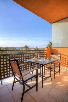 Superior Tek Büyük Yataklı Oda (2 adults + 1 child // Golf/Pool view)