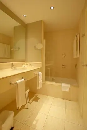 Superior Tek Büyük Yataklı Oda (2 adults + 1 child // Golf/Pool view)