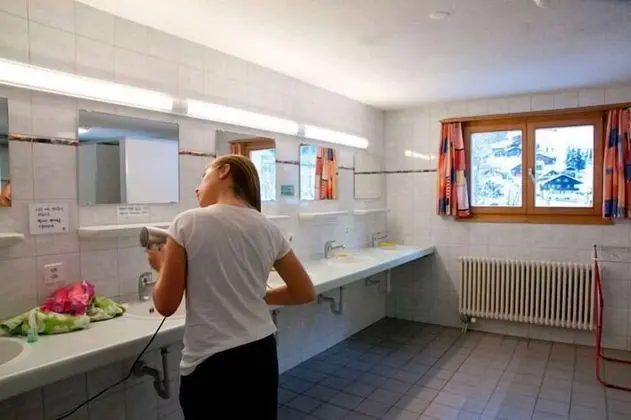 Dört Kişilik Oda, Ortak Banyo