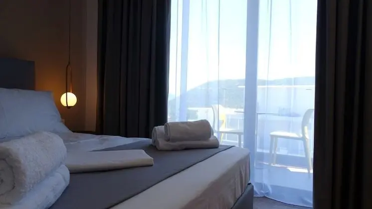 Comfort Tek Büyük Yataklı Oda, Havuz Manzaralı