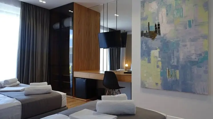 Üç Kişilik Oda, Havuz Manzaralı
