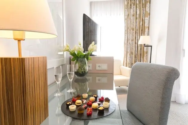 Deluxe Tek Büyük Yataklı Oda, Kısmi Deniz Manzaralı (2 adults)