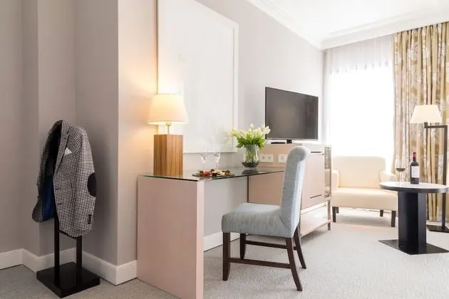 Deluxe Tek Büyük Yataklı Oda, Kısmi Deniz Manzaralı (2 adults)