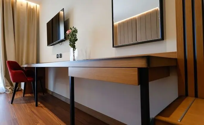 Luxury Tek Büyük Yataklı Oda, Kısmi Deniz Manzaralı