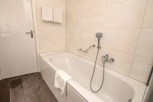 Comfort Oda, 1 Büyük (Queen) Boy Yatak, Küvet