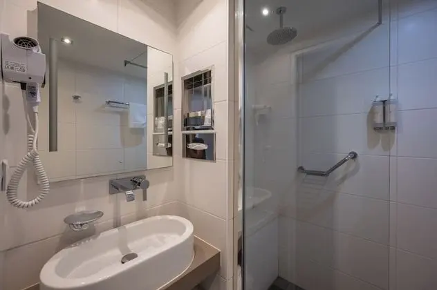 Luxury Tek Büyük Yataklı Oda, Balkon, Bahçe Manzaralı