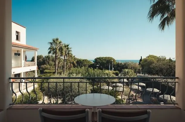 Luxury Tek Büyük Yataklı Oda, Balkon, Bahçe Manzaralı