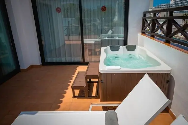 Deluxe Süit, Sıcak Su Küveti, Havuz Manzaralı