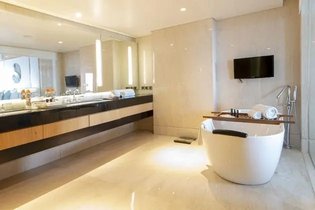 Breccia Suite, Bath up, City View, Executive lounge access