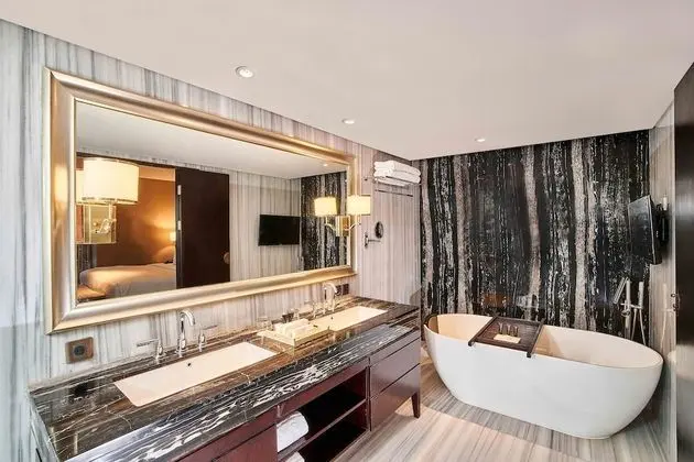 Breccia Suite, Bath up, City View, Executive lounge access