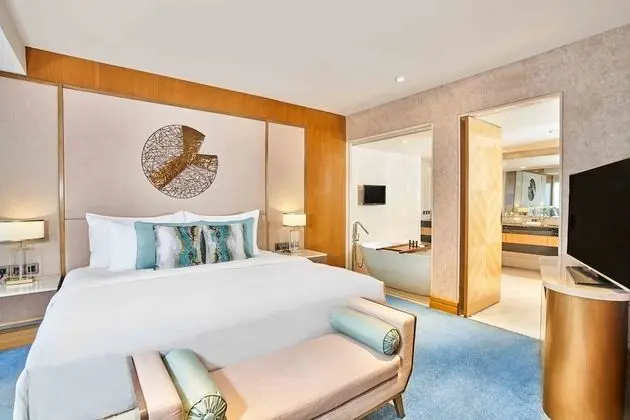 Glacier Suite, Bath up, City View, Executive lounge access