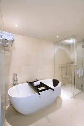 Glacier Suite, Bath up, City View, Executive lounge access