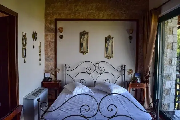 Deluxe Tek Büyük Yataklı Oda, Şömine (with jetted tub)