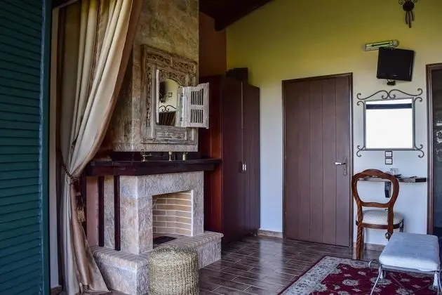 Deluxe Tek Büyük Yataklı Oda, Şömine (with jetted tub)