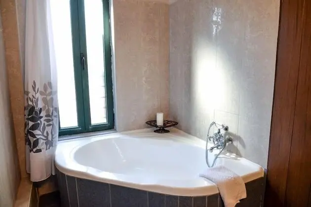Deluxe Tek Büyük Yataklı Oda, Şömine (with jetted tub)