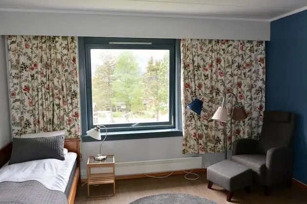 Tek Büyük veya İki Ayrı Yataklı Oda (Property only reachable by train)