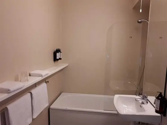 Tek Büyük veya İki Ayrı Yataklı Oda (Property only reachable by train)