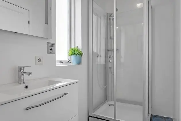 Tek Büyük veya İki Ayrı Yataklı Oda, Ortak Banyo