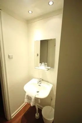 Basic Tek Büyük veya İki Ayrı Yataklı Oda, Ortak Banyo