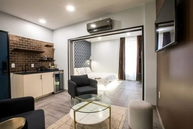 New Money King Suite Main St View