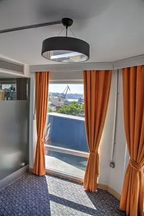 Deniz ve Sehir Manzarali Junior Suite